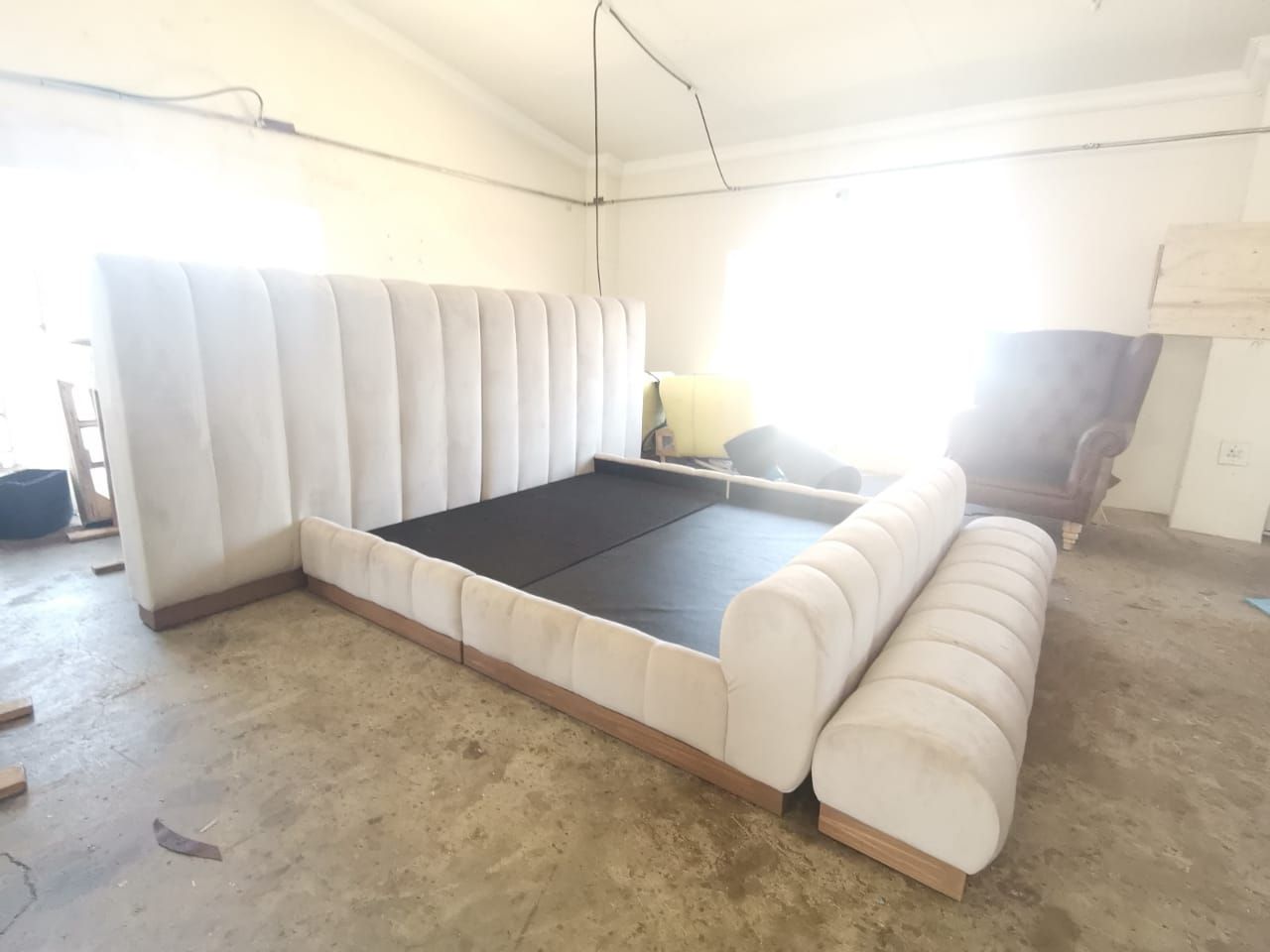 Yacoob Bed and Ottoman King Size